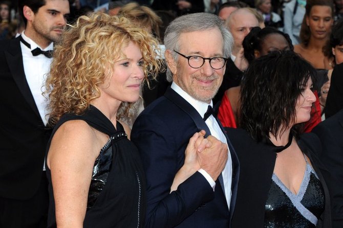 „Scanpix“ nuotr./Stevenas Spielbergas su žmona Kate Capshaw