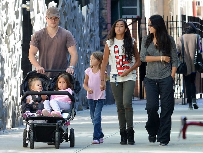 „All Over Press“ nuotr./Mattas Damonas su žmona Luciana Barroso ir dukromis (iš kairės): Stella, Gia, Isabella ir Alexia