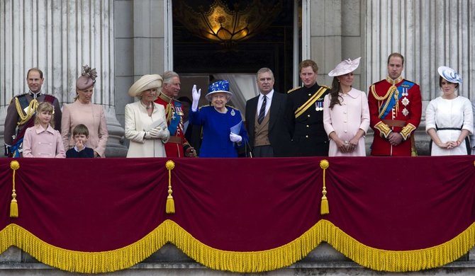 AFP/„Scanpix“ nuotr./Britų karališkoji šeima (iš kairės): princas Edwardas su žmona Vesekso grafiene Sophie ir vaikais Louise ir Jamesu, Kornvalio hercogienė Camilla ir princas Charlesas, karalienė Elizabeth II, princas Andrew, princas Harry, Kembridžo hercogienė Catherine, princas Williamas ir princesė Eugenie