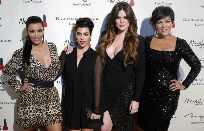 „Reuters“/„Scanpix“ nuotr./Kim Kardashian, Kourtney Kardashian ir Khloe Kardashian su mama Kris Jenner