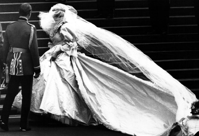 „Reuters“/„Scanpix“ nuotr./Diana Spencer per savo vestuves (1981 m.)