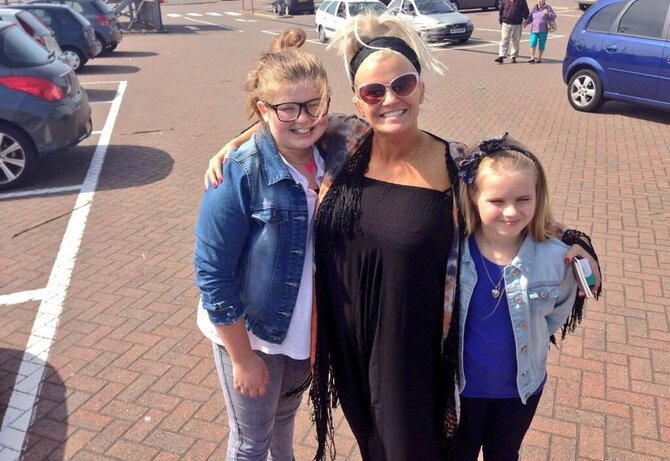 „Twitter“ nuotr./Kerry Katona su dukromis Molly ir Lilly