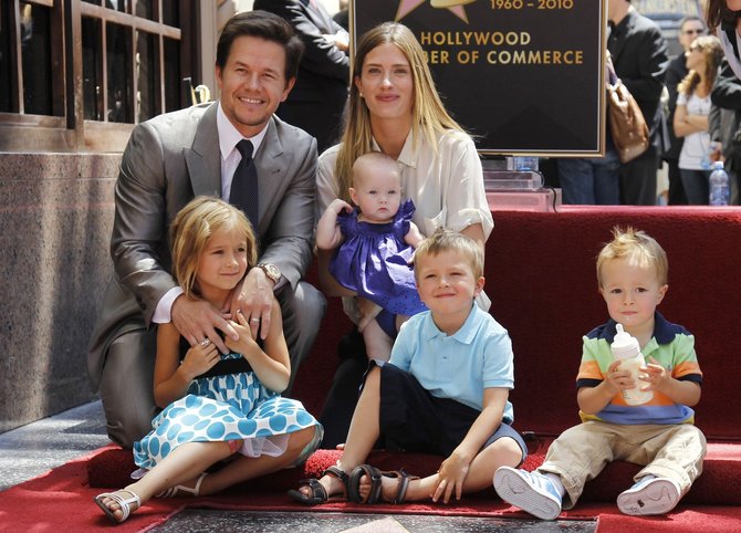 „Reuters“/„Scanpix“ nuotr./Markas Wahlbergas su žmona Rhea Durham ir vaikais Ella, Michaelu, Brendanu bei Grace