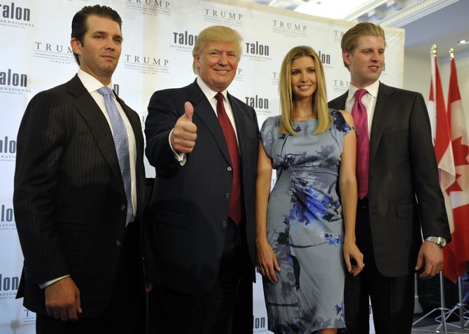 „Reuters“/„Scanpix“ nuotr./Donaldas Trumpas su vaikais Donaldu jaunesniuoju (kairėje), Ivanka ir Ericu
