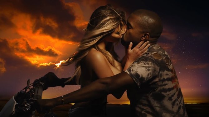 Kadras iš „Youtube“/Kim Kardashian apsinuogino sužadėtinio Kanye Westo dainos „Bound 2“ vaizdo klipe