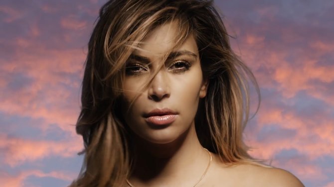 Kadras iš „YouTube“/Kim Kardashian nusifilmavo sužadėtinio Kanye Westo dainos „Bound 2“ vaizdo klipe
