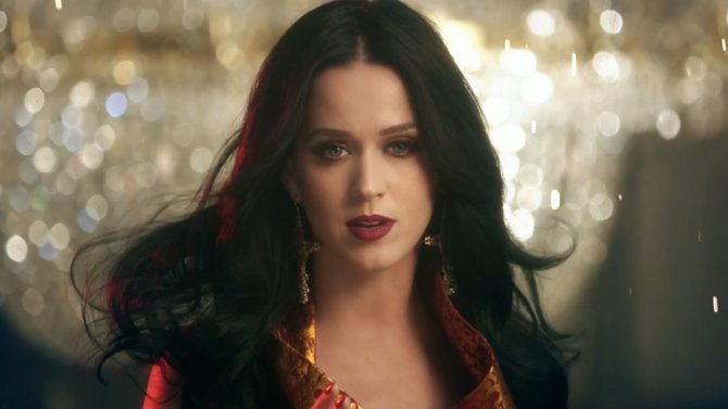 Kadras iš „Youtube“/Katy Perry dainos „Unconditionally“ vaizdo klipe