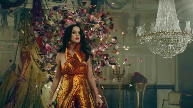 Kadras iš „YouTube“/Katy Perry dainos „Unconditionally“ vaizdo klipe