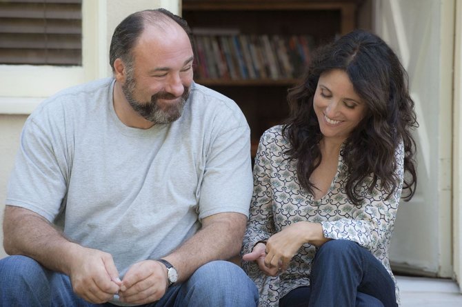 „Theatrical Film Distribution“ nuotr./Jamesas Gandolfini ir Julia Louis-Dreyfus filme „Meilei nereikia žodžių“