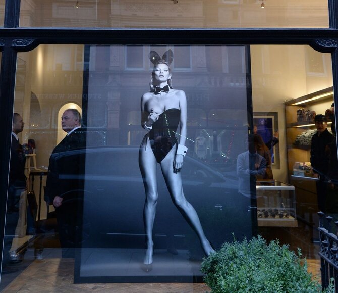AOP (REX/Richard Young) nuotr./Kate Moss nuotrauka vitrinoje iš „Playboy“ fotosesijos