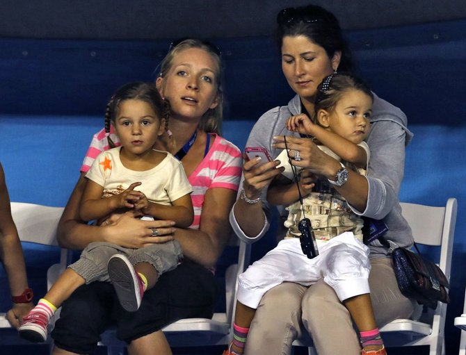 „Reuters“/„Scanpix“ nuotr./Roger Federerio žmona Mirka su dukromis Myla ir Charlene
