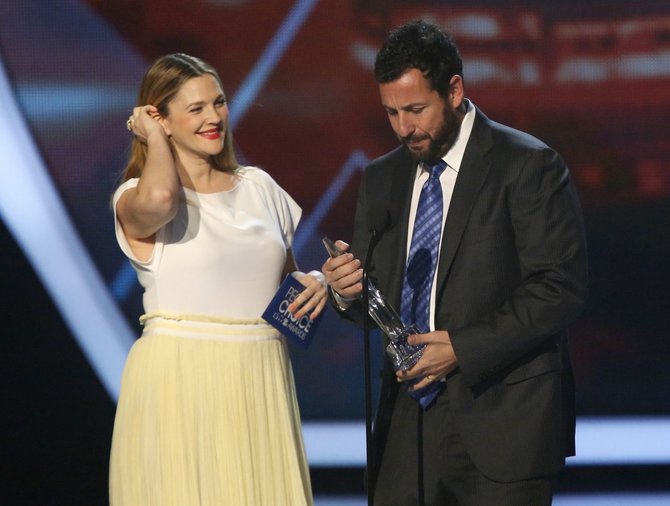 Drew Barrymore įteikė mėgstamiausio komiko apdovanojimą Adamui Sandleriui
