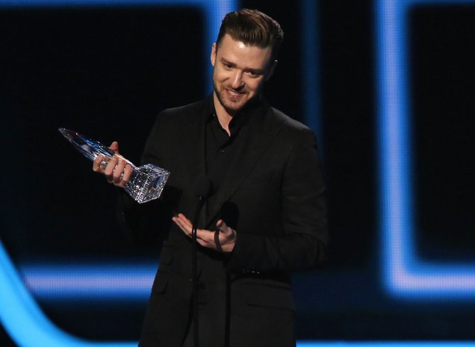 Justinas Timberlake'as atsiima apdovanojimą už mėgstamiausią albumą „The 20/20 Experience“