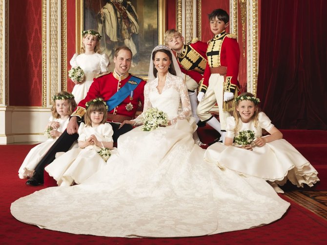 „Reuters“/„Scanpix“ nuotr./Ledi Louise Windsor (stovi kairėje) per pusbrolio princo Williamo ir Kembridžo hercogienės Catherine vestuves