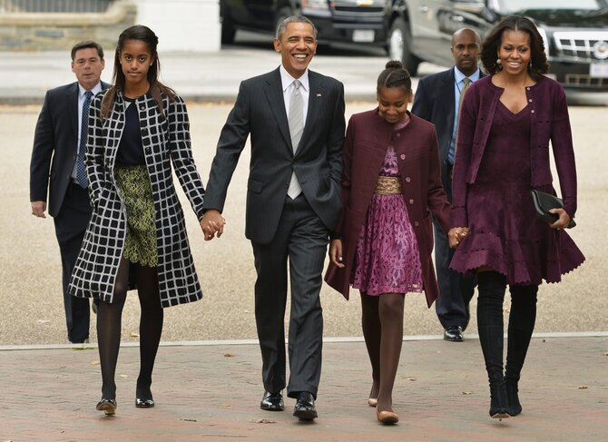 „Reuters“/„Scanpix“ nuotr./Michelle Obama ir Barackas Obama su dukromis Malia ir Sasha
