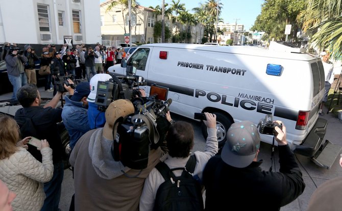 Majamio policija veža Justiną Bieberį iš nuovados į areštinę