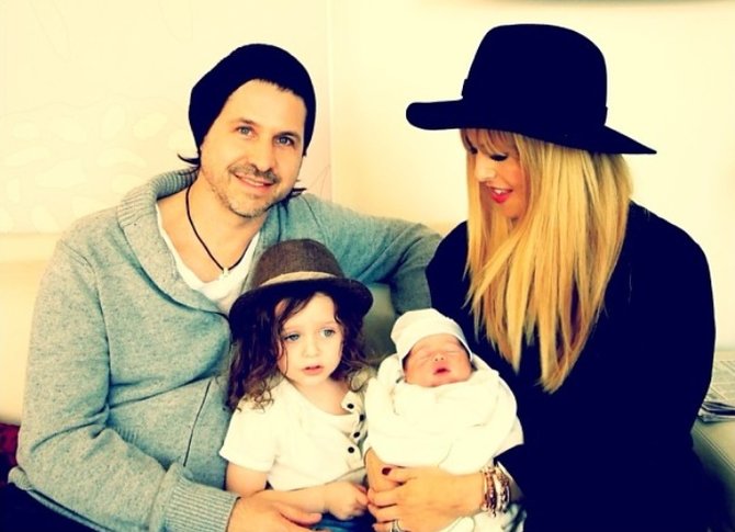 „Instagram“ nuotr./Rachel Zoe su vyru Rodgeriu Bermanu ir sūnumis Skyleriu bei Kaiusu