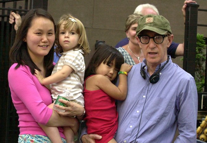 AOP nuotr./Woody Allenas su žmona Soon-Yi Previn ir įdukromis Bechet bei Manzie