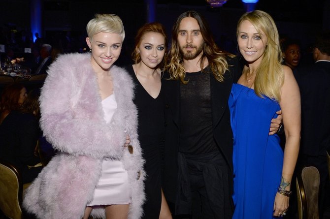 AFP/„Scanpix“ nuotr./Jaredas Leto su Miley Cyrus bei jos mama Tish ir seserimi Brandi