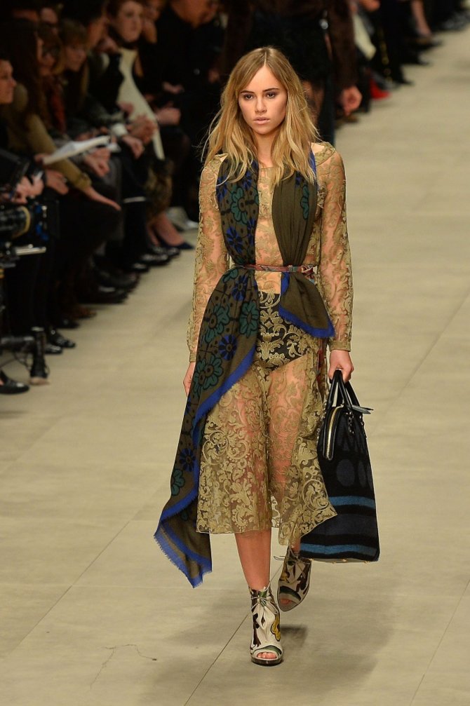 AFP/„Scanpix“ nuotr./Suki Waterhouse „Burberry Prorsum“ kolekcijos pristatyme