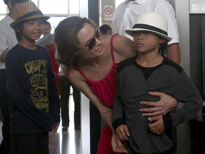 Luko Balandžio/Žmonės.lt nuotr./Prieš septynerius metus Angelina Jolie įsivaikino trečią įvaikį Paxą (nuotraukoje dešinėje)