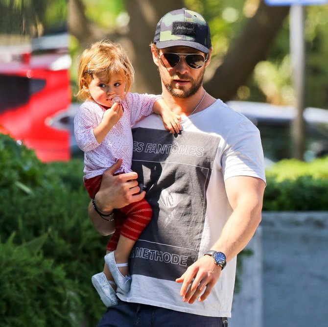 AOP nuotr./Chrisas Hemsworthas su dukra India Rose