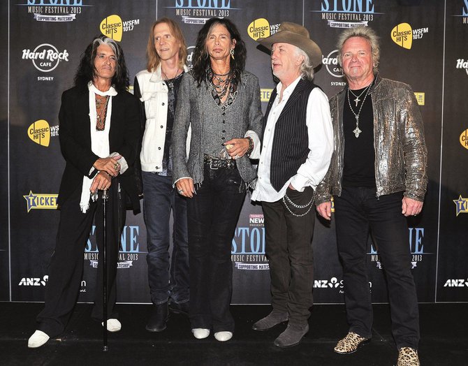 AOP nuotr./Dabartiniai „Aerosmith“: (iš kairės) Joe Perry, Tomas Hamiltonas, Stevenas Tyleris, Bradas Whitfordas ir Joey Krameris