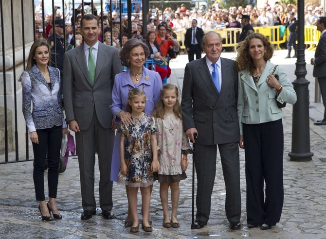 AFP/„Scanpix“ nuotr./Ispanijos karališkoji šeima (iš kairės): princesė Letizia, princas Felipe, karalienė Sofia, princesė Sofia, princesė Leonor, karalius Juanas Carlosas ir princesė Elena