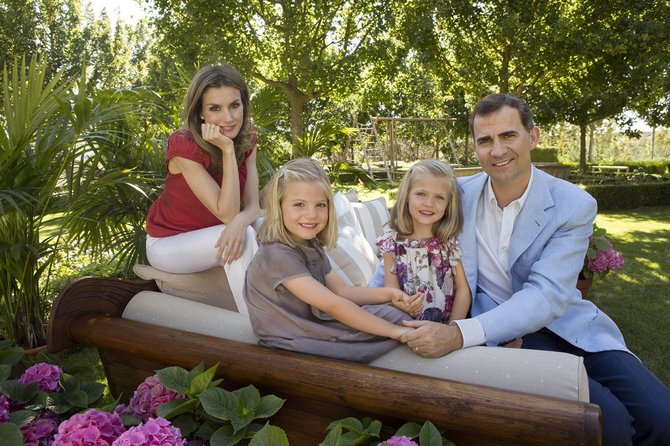„Reuters“/„Scanpix“ nuotr./Princas Felipe ir princesė Letizia su dukromis Sofia ir Leonor