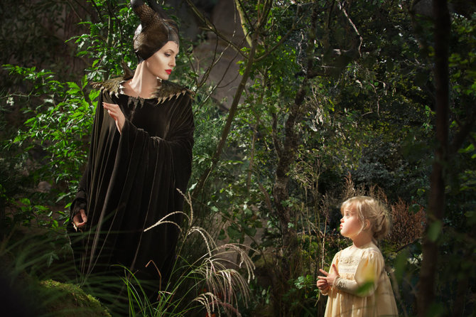 Kadras iš filmo/Angelina Jolie su dukra Vivienne filme „Piktadarės istorija“