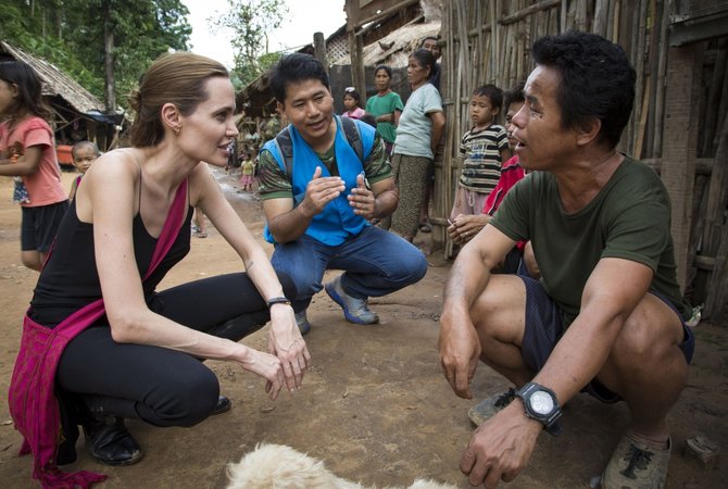 „Reuters“/„Scanpix“ nuotr./Angelina Jolie pabėgėlių stovykloje Tailande