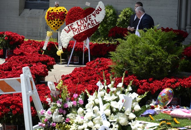 „Reuters“/„Scanpix“ nuotr./Michaelui Jacksonui skirtos gėlės
