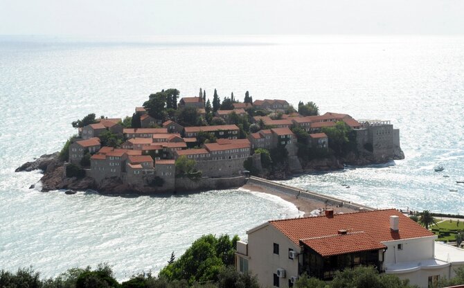 AFP/„Scanpix“ nuotr./Sveti Stefan kurortas, kuriame susituokė Novakas Džokovičius ir Jelena Ristič