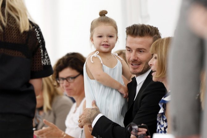 „Reuters“/„Scanpix“ nuotr./Davidas Beckhamas su dukra Harper
