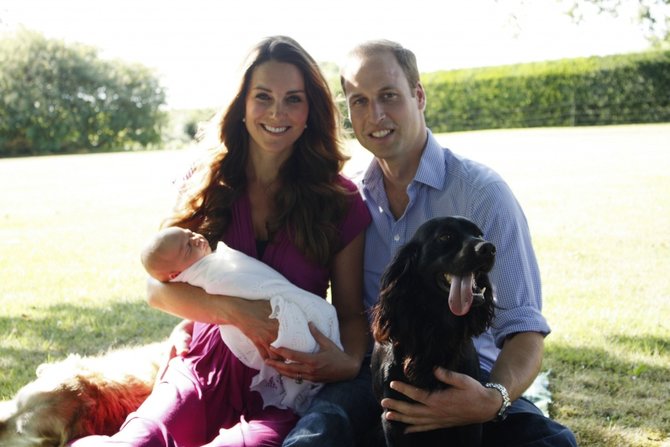 AFP/„Scanpix“ nuotr./Princas Williamas ir Kembridžo hercogienė Catherine su sūnumi George'u 2013-ųjų rugpjūtį