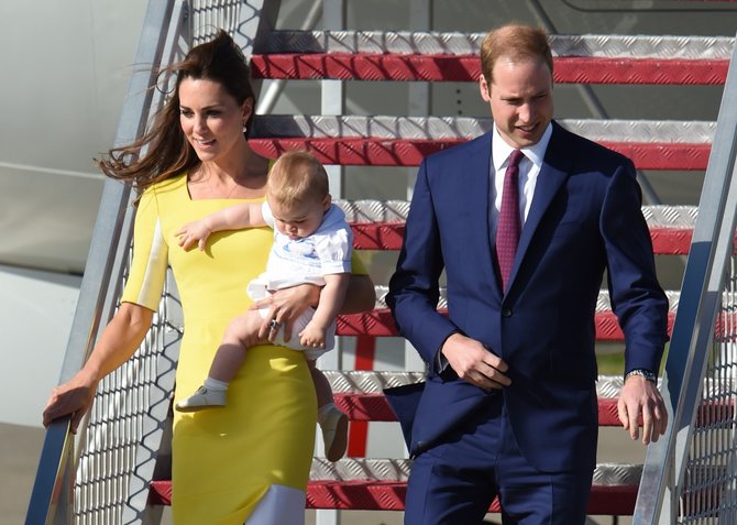AFP/„Scanpix“ nuotr./Princas Williamas ir Kembridžo hercogienė Catherine su sūnumi George'u 2014-ųjų balandį