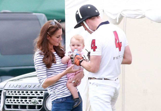 AOP nuotr./Princas Williamas ir Kembridžo hercogienė Catherine su sūnumi George'u 2014-ųjų birželį