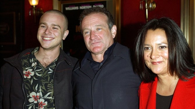 „Reuters“/„Scanpix“ nuotr./Robinas Williamsas su antrąja žmona Marsha Garces ir sūnumi Zachu Williamsu (2002 m.)