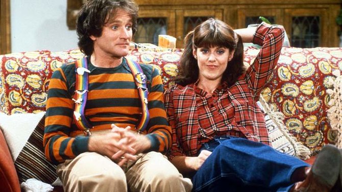 Kadras iš serialo/Robinas Williamsas ir Pam Dawber seriale „Mork And Mindy“