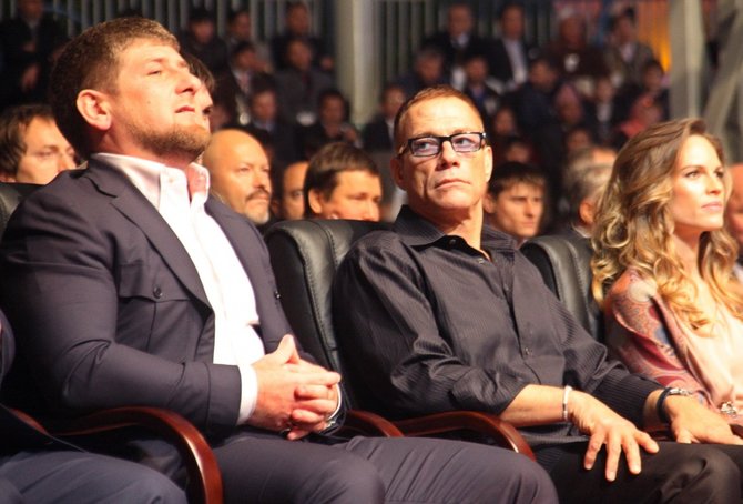 AFP/„Scanpix“ nuotr./Čečėnijos lyderis Ramzanas Kadyrovas, Jeanas-Claude'as van Damme'as ir Hilary Swank