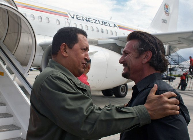 AFP/„Scanpix“ nuotr./Seanas Pennas ir Hugo Chavezas