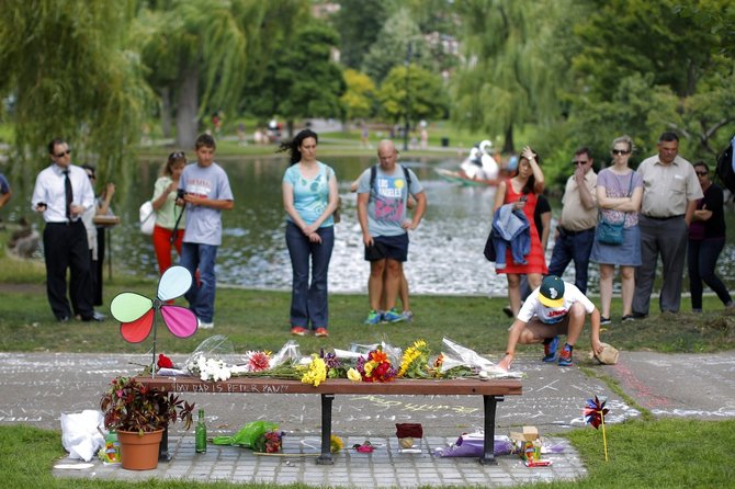 „Reuters“/„Scanpix“ nuotr./Robino Williamso gerbėjai Bostono parke prie suoliuko, ant kurio jis filmavosi juostoje „Gerasis Vilas Hantingas“