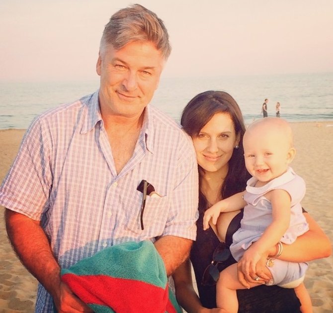 „Instagram“ nuotr./Alecas Baldwinas su žmona Hilaria ir dukra Carmen