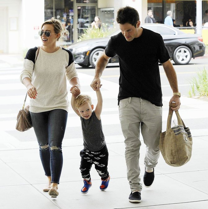 AOP nuotr./Hilary Duff ir Mike'as Comrie su sūnumi Luca