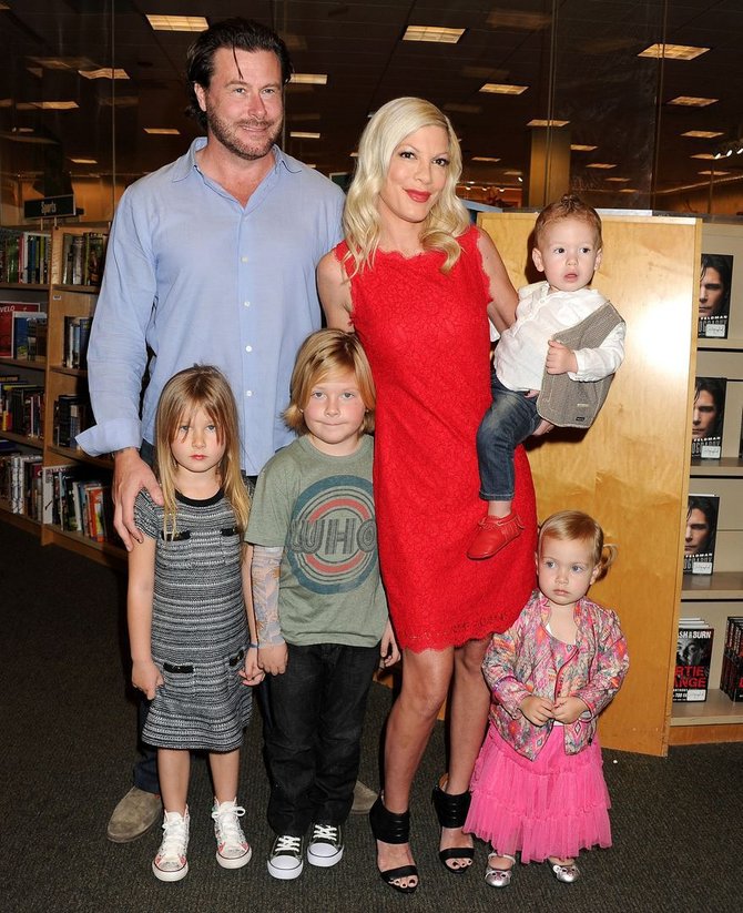 AOP nuotr./Tori Spelling ir Deanas McDermottas su vaikais Stella, Liamu, Finnu ir Hattie