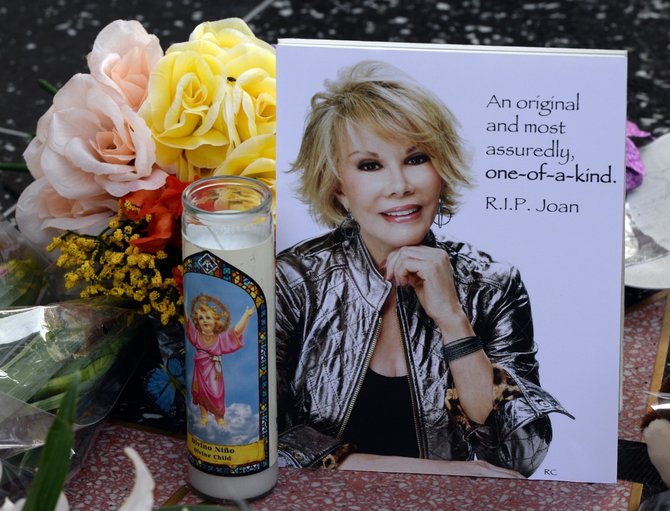 AFP/„Scanpix“ nuotr./Gerbėjai atsisveikina su Joan Rivers prie jos vardo žvaigždės Holivudo šlovės alėjoje
