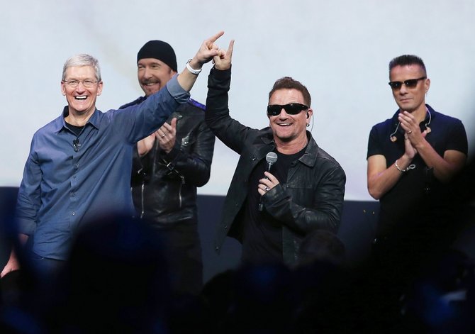AFP/„Scanpix“ nuotr./„Apple“ vadovas Timas Cookas su grupe U2