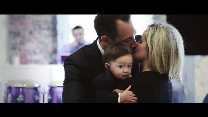 Kadras iš vaizdo įrašo/Jackas ir Sofia su sūnumi