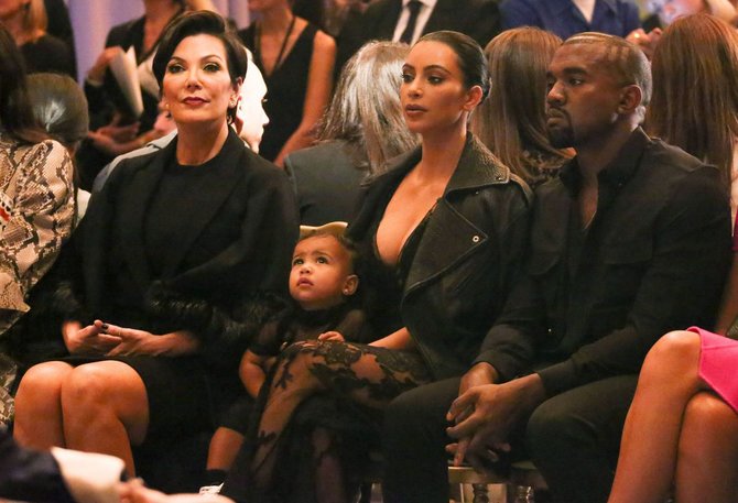 „Scanpix“/„SIPA“ nuotr./Kris Jenner, Kim Kardashian su dukra North ir Kanye Westas