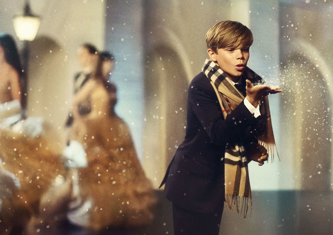 „Burberry“ nuotr./Romeo Beckhamas kalėdinėje „Burberry“ reklamoje